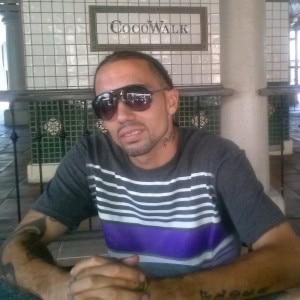 Latina man small is looking for a partner