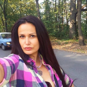 Latina woman nancy is looking for a partner